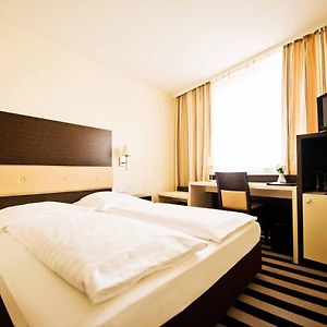 Kleines Zimmer mit Kingsize-Bett